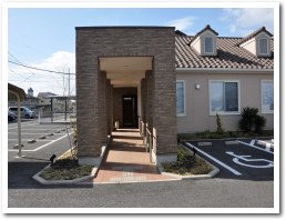 車椅子・ベビーカー対応の玄関スロープ - はぁーとふる歯科
